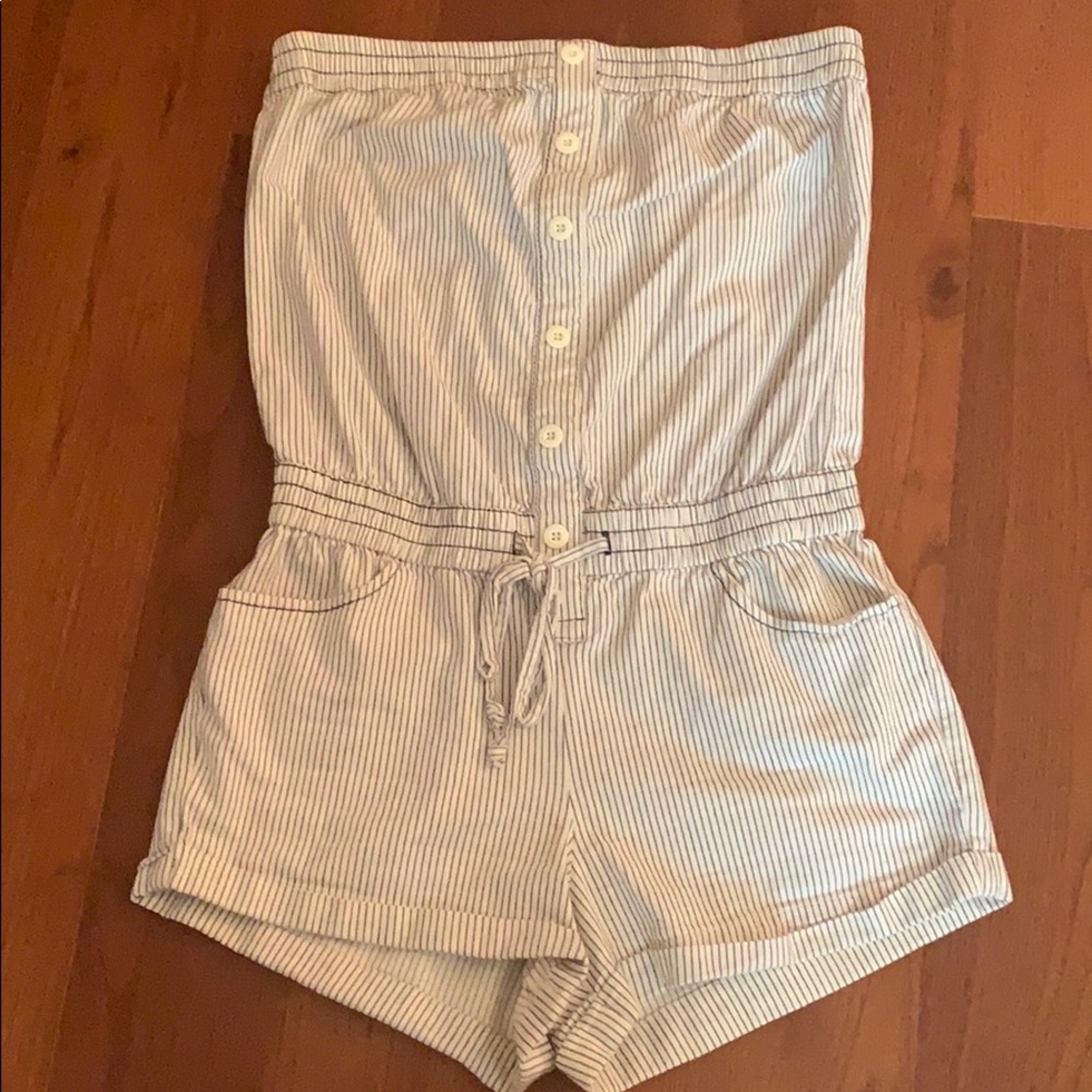 Searsucker strapless romper